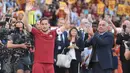 Legenda AS Roma, Francesco Totti, menyapa supporter saat laga terakhirnya bersama Serigala Roma di Stadion Olimpico, Roma, Minggu (28/5/2017). Selama 25 tahun Totti berkarier di AS Roma. (EPA/Claudio Peri)
