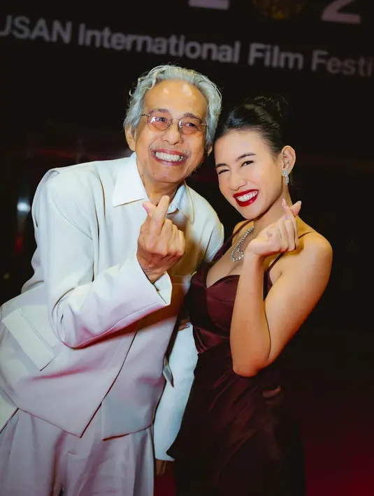 Tampilan glamor Shenina Cinnamon didukung dengan kalung berlian tumpuk dan anting-anting [@sheninacinnamon]