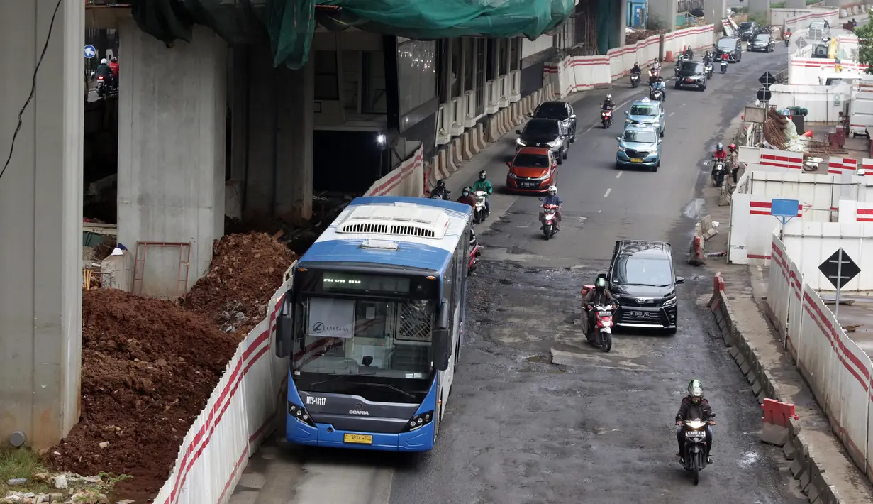 Sejumlah pengendara melintasi sebagian Jalan Rasuna Said, Kuningan yang rusak, Jakarta, Selasa (22/2/2022). Kerusakan jalan tersebut bisa membahayakan keselamatan pengendara dan menghambat arus lalu lintas. (Liputan6.com/Helmi Fithriansyah)