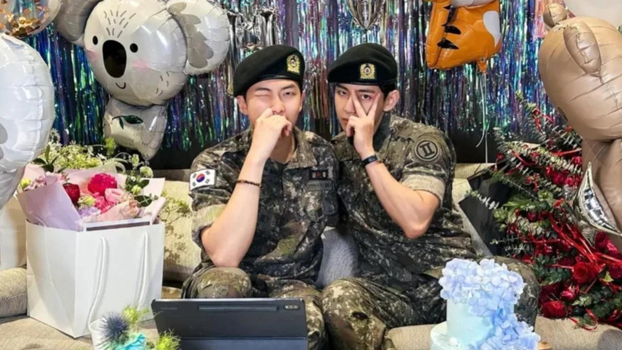 Bawa Dirinya Sebagai Hadiah, Jin BTS Bikin Kejutan Manis di Weverse Live RM dan V Usai Wamil