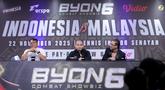 President Byon Combat, Yoshua Marcellos, bersama petarung Indonesia, Ronal Siahaan, dan petarung Malaysia, Putra Abdullah memberikan keterangan saat jumpa pers Byon Combat Showbiz Vol. 6 di SCTV Tower, Senayan, Jakarta, Kamis, (23/10/2025). (Bola.com/Bagaskara Lazuardi)