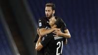 Hakan Calhanoglu dan Zlatan Ibrahimovic menyumbang gol bagi AC Milan pada duel Liga Italia versus Lazio di Stadio Olimpico, Sabtu (4/7/2020) atau Minggu dini hari WIB. (AP Photo/Riccardo De Luca)