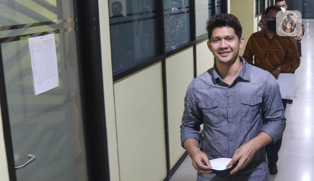 Aktor Iko Uwais berjalan menuju kendaraan usai memenuhi panggilan Kepolisian Resor Metro Bekasi Kota pada Jumat (17/6/2022). Diketahui pada panggilan pertama, Selasa (14/6) lalu, suami Audy Item tidak hadir karena alasan tertentu. (Liputan6.com/Herman Zakharia)