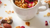 Ilustrasi yogurt dan kacang-kacangan. (Foto: Unsplash/TSI)
