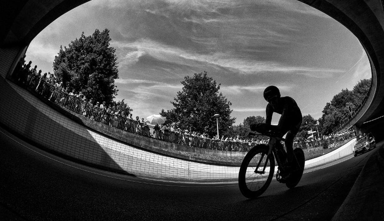 Pebalap Prancis, Pierre Rolland beraksi di Etape 1 Tour de France yang melombakan individual time-trial berjarak 13.8 km di Utrecht, Belanda. (4/7/2015). (AFP Photo/Lionel Bonaventure)