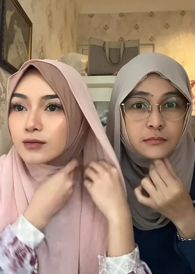 Disebut terlihat lebih anggun, intip 5 potret Mita dan Dara The Virgin kenakan hijab
