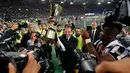 Pelatih Juventus, Massimiliano Allegri bergembira dengan piala Coppa Italia pertamanya usai mengalahkan Lazio di Final Coppa Italia di Olimpico Roma, Italia, Rabu (20/5/2015). Juventus menang 2-1 atas Lazio. (Reuters/Giampiero Sposito)