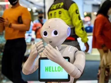 Sebuah robot 5G menyambut pengunjung yang mendatangi pusat perbelanjaan di Bangkok, Thailand, Kamis (4/6/2020). Saat ini Thailand sedang dalam proses membuka kembali pusat perbelanjaan setelah sebelumnya ditutup selama dua bulan karena pandemi Covid-19. (Mladen ANTONOV / AFP)