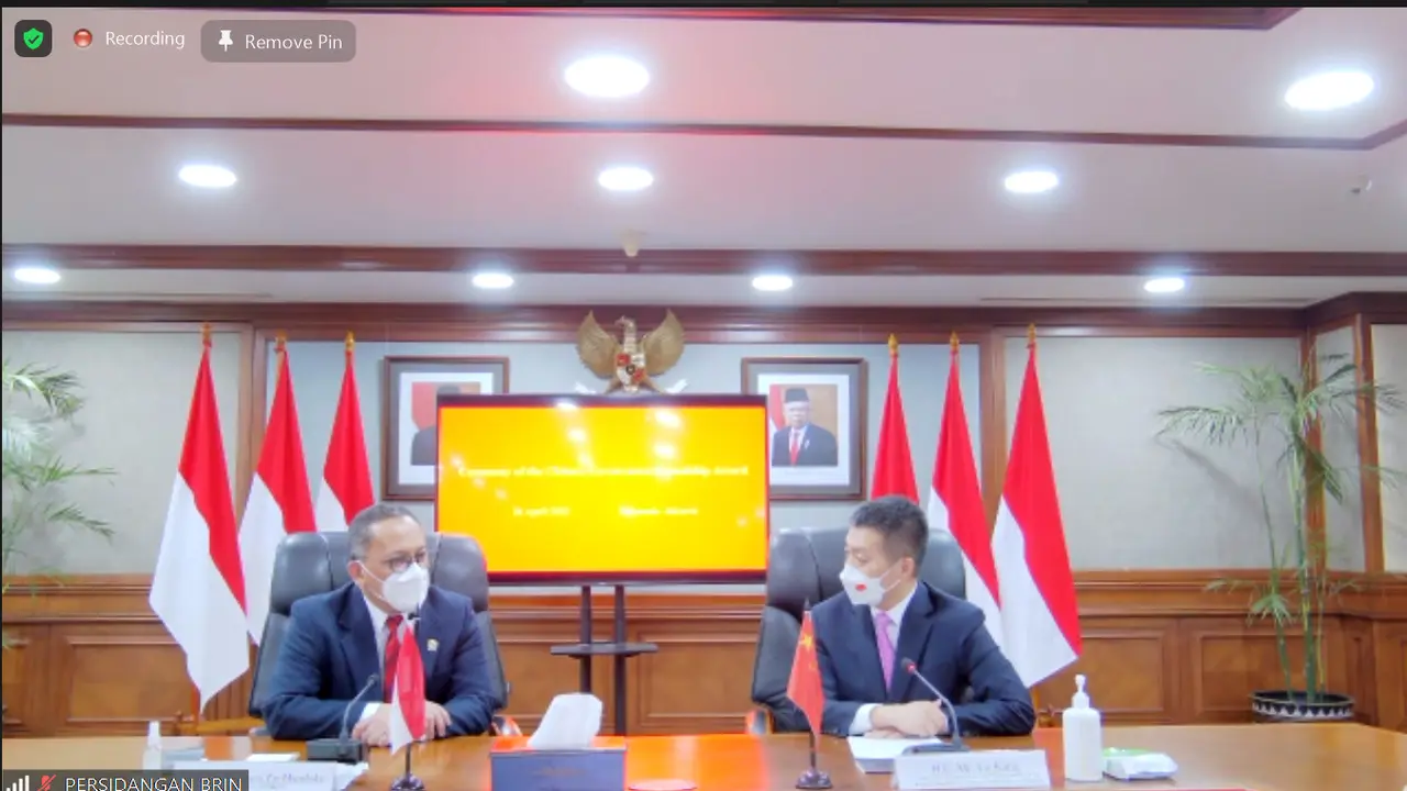 Dubes China Lu Kang (kanan) memberikan penghargaan Persahabatan kepada Kepala BRIN Laksana Tri Handoko yang diwakili pejabat Bappenas. Dok: Zoom Meeting