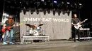 (kiri ke kanan) Rick Burch, Zach Lind, dan Jim Adkins dari Jimmy Eat World tampil pada hari ketiga Riot Fest 2022 di Douglass Park, Chicago, Amerika Serikat, 18 September 2022. (Photo by Rob Grabowski/Invision/AP)
