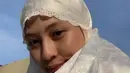 Zara Adhisty pun selfie mengenakan mukena putih bercorak. Tampil dengan wajah bareface tanpa makeup berlebih. [@zaraadhsty]