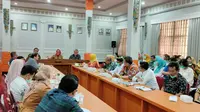 Rapat koordinasi pemerintah se Ciayumajakuning menyatakan komitmen bersama mencegah penyebaran virus dan mengatasi pasien covid-19 di Pantura Jawa Barat. Foto (Liputan6.com / Panji Prayitno)