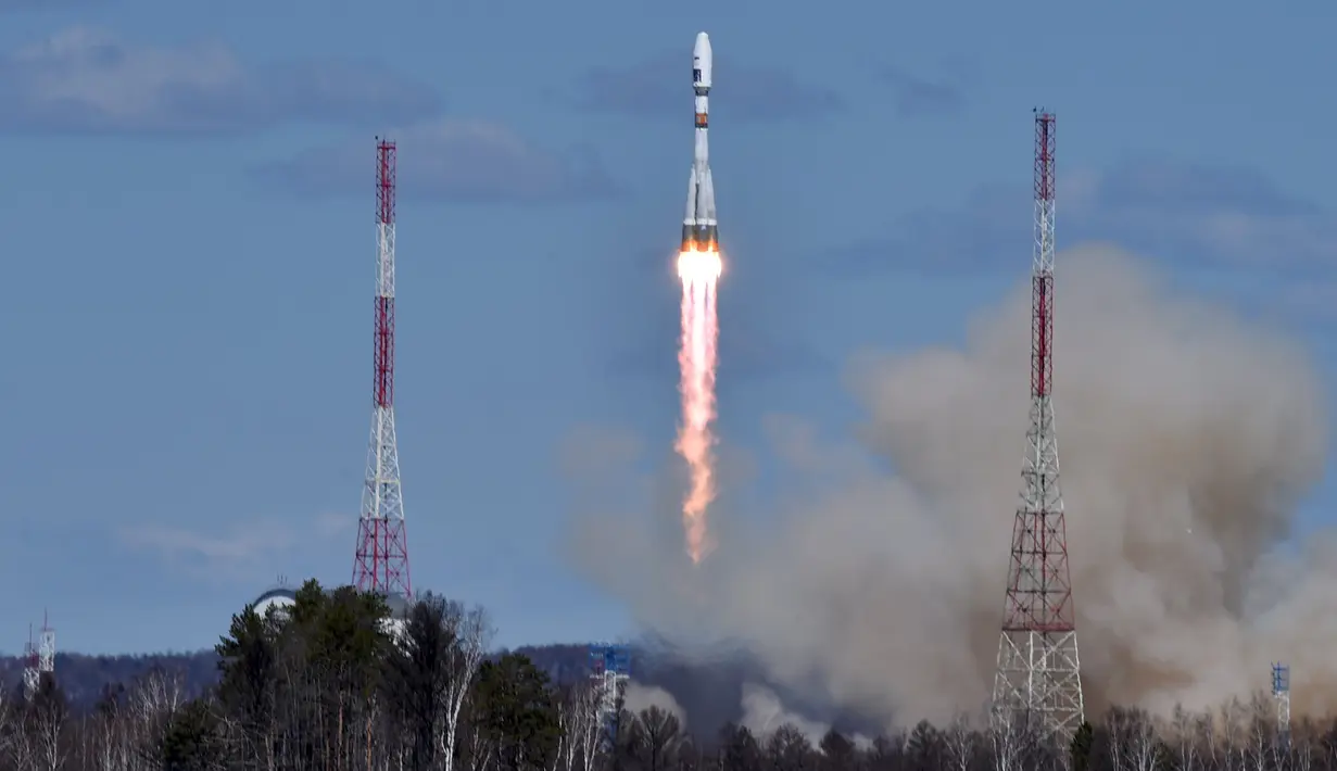 Roket Soyuz 2.1a yang membawa satelit Lomonosov, Aist-2D, dan Samsat-218 mulai lepas landas dari landasan kosmodrom baru Vostochny di Uglegorsk, Blagoveshchensk, Rusia (28/4). (REUTERS/ Kirill Kudryavtsev)