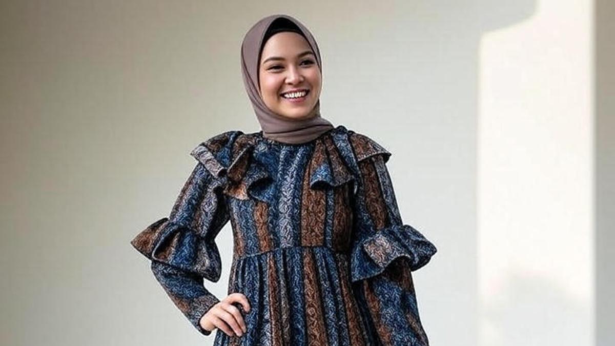 7 Model Baju Batik Lengan Ruffle Kekinian di 2025, Bantu Tampil Feminin dan Elegan