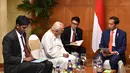 Presiden Jokowi menerima Pemimpin Oposisi Parlemen Sri Lanka, Rajavarothiam Sampanthan di Hotel Hilton Colombo, Rabu (24/1). Kunjungan dalam rangka menjalin kerjasama yang konkret serta menguntungkan bagi kedua negara (LIputan6.com/Pool/Biro Pers Setpres)