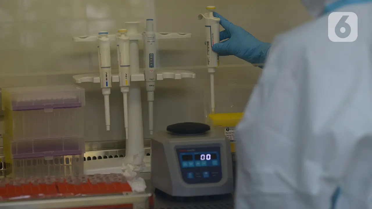 Intip Lab Pemeriksaan PCR COVID-19 di Jakarta