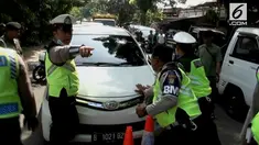 Di tempat lain sejumlah pengendara motor melawan arah guna menghindari razia polisi.