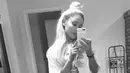 Mirror selfie Ariana Grande dengan rambut yang ditata gemas. Siapa nih yang belum mengakui dia sebagai cewek imut dan juga seksi? (instagram/arianagrande)