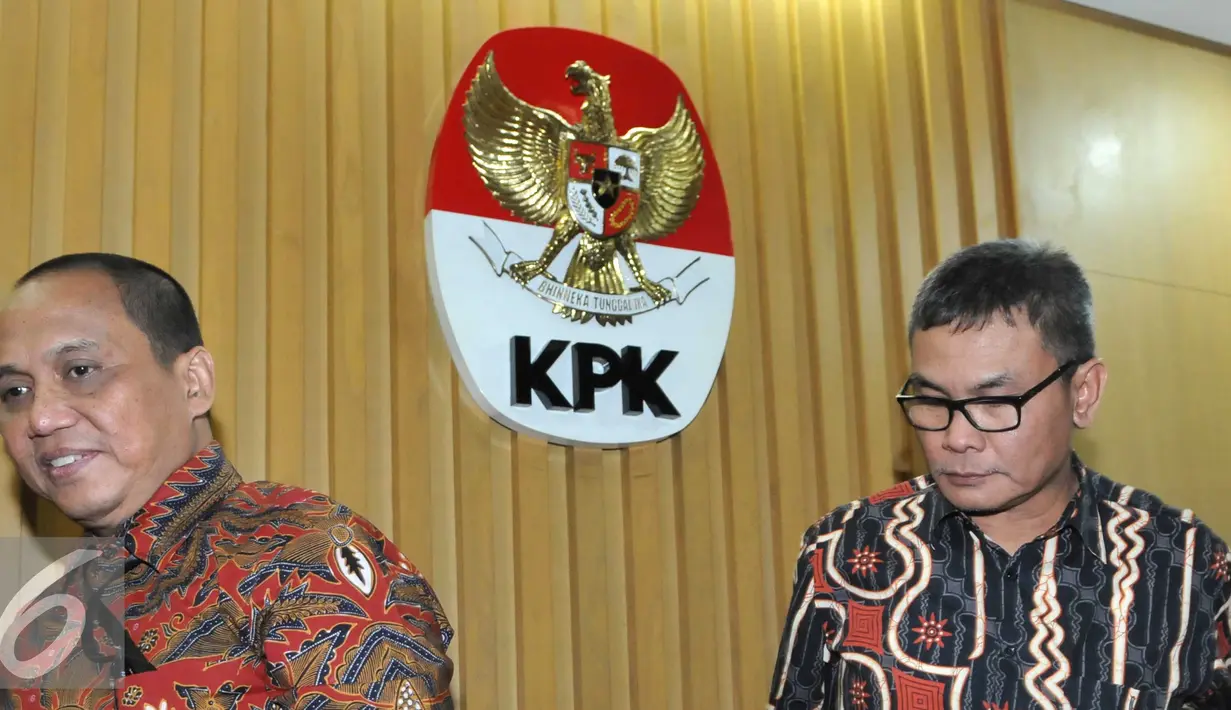 PLT Pimpinan KPK Johan Budi usai menggelar konferensi pers terkait penetapan Sekjen partai Nasdem, Patrice Rio Capella (PRC), Jakarta, Kamis (15/10/2015). Penetapan terkait pemeriksaan lanjutan kasus bansos sumatra utara. (Liputan6.com/Helmi Afandi)