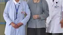 Mantan permaisuri Jepang, Michiko (tengah) meninggalkan Rumah Sakit Universitas Tokyo usai menjalani operasi kanker payudara, Selasa (10/9/2019). Michiko sempat memberi salam penghormatan kepada para dokter yang merawatnya sebelum meninggalkan rumah sakit. (Kazuhiro Nogi/Pool via AP)