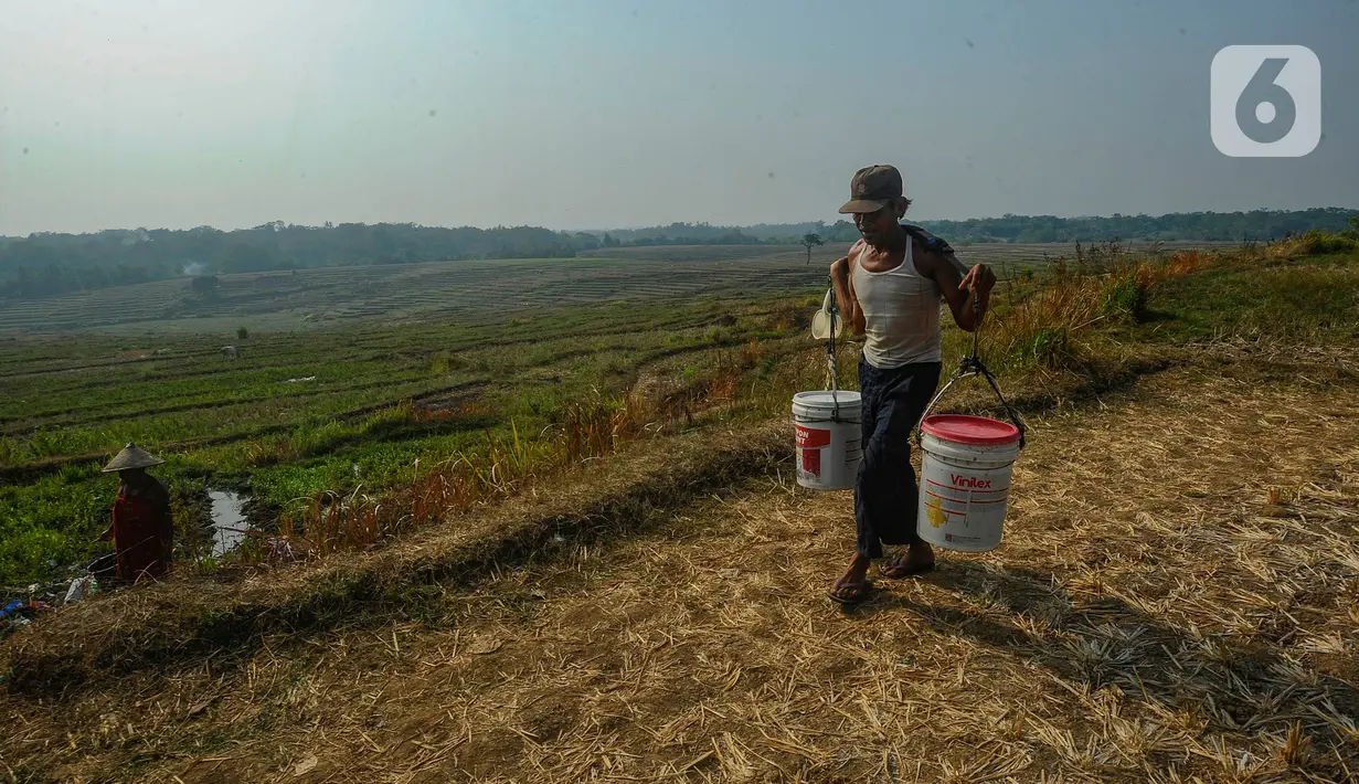 Sejumlah warga di Bogor merasakan dampak dari musim kemarau yang mulai mengeringkan aliran sungai dan sumber air di wilayah tempat tinggalnya. (merdeka.com/Arie Basuki)