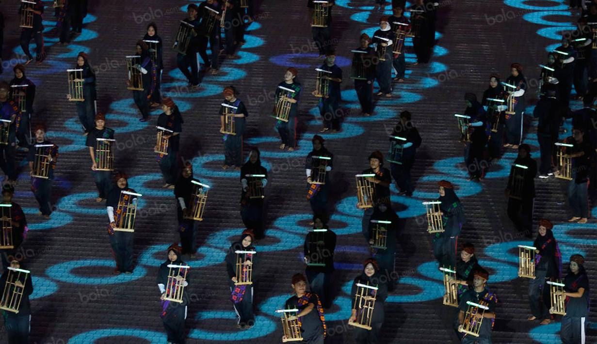 Ratusan siswa memainkan musik tradisional angklung pada penutupan PON XIX Jabar 2016 di Stadion Gelora Bandung Lautan Api, Kamis (29/9/2016). (Bola.com/Vitalis Yogi Trisna)