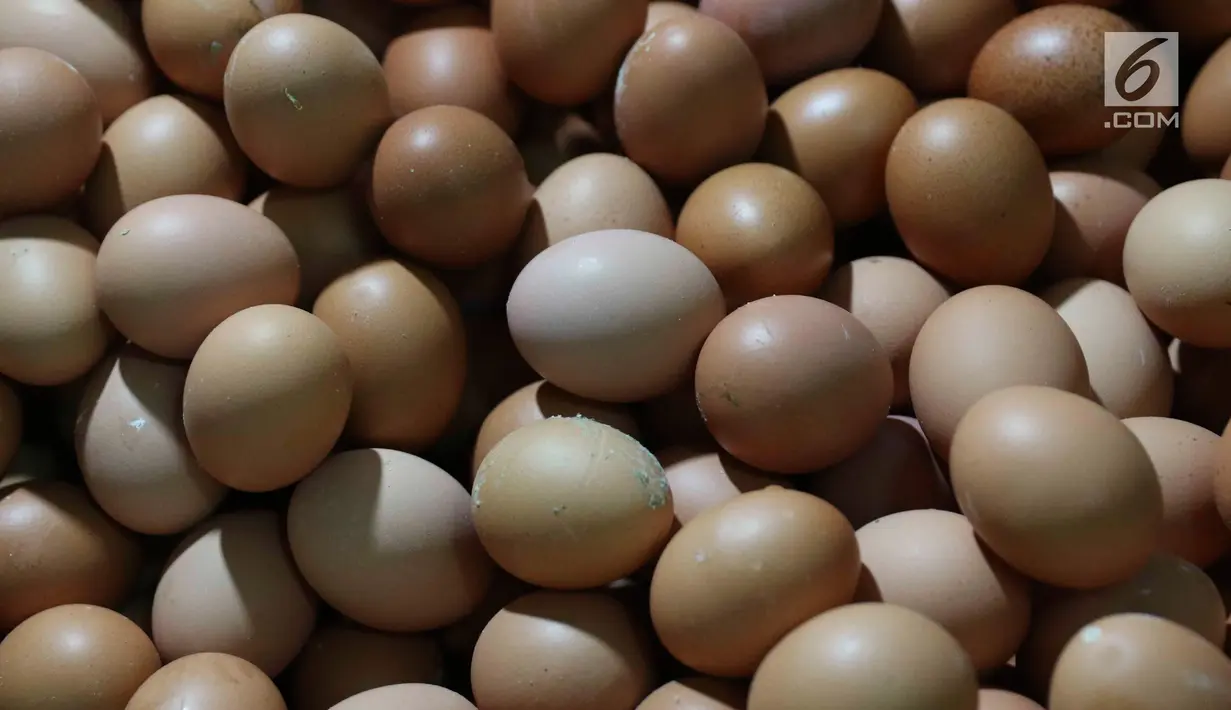 Telur ayam dijual di pasar tradisional di Jakarta, Kamis (6/12). Berdasarkan data PIHPS Nasional, harga telur ayam ras pada 5 Desember 2018 mencapai Rp 25.650/kg, naik Rp 4.500/kg (21,28%) dibanding 1 November. (Liputan6.com/Immanuel Antonius)