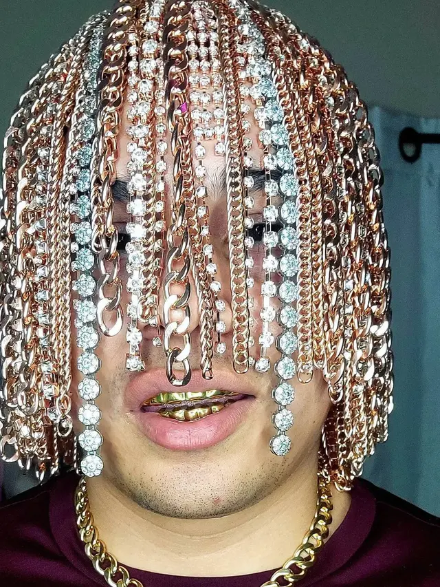 Rapper Ini Pasang Implan Rantai Emas di Kepala Jadi Pengganti Rambut, Curi Perhatian