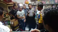 Polisi gerebek pedagang miras oplosan di dekat rumah Kapolres Bangkalan (Liputan6.com / Musthofa Aldo)