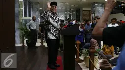 Ade Komarudin saat memberi keterangan pers terkait isu pergantian ketua DPR di Gedung Nusantara III, Kompleks Parlemen, Senayan, Jakarta, Selasa (29/11). Ia juga menyerahkan sepenuhnya ketentuannya kepada Partai Pengusungnya. (Liputan6.com/Johan Tallo)
