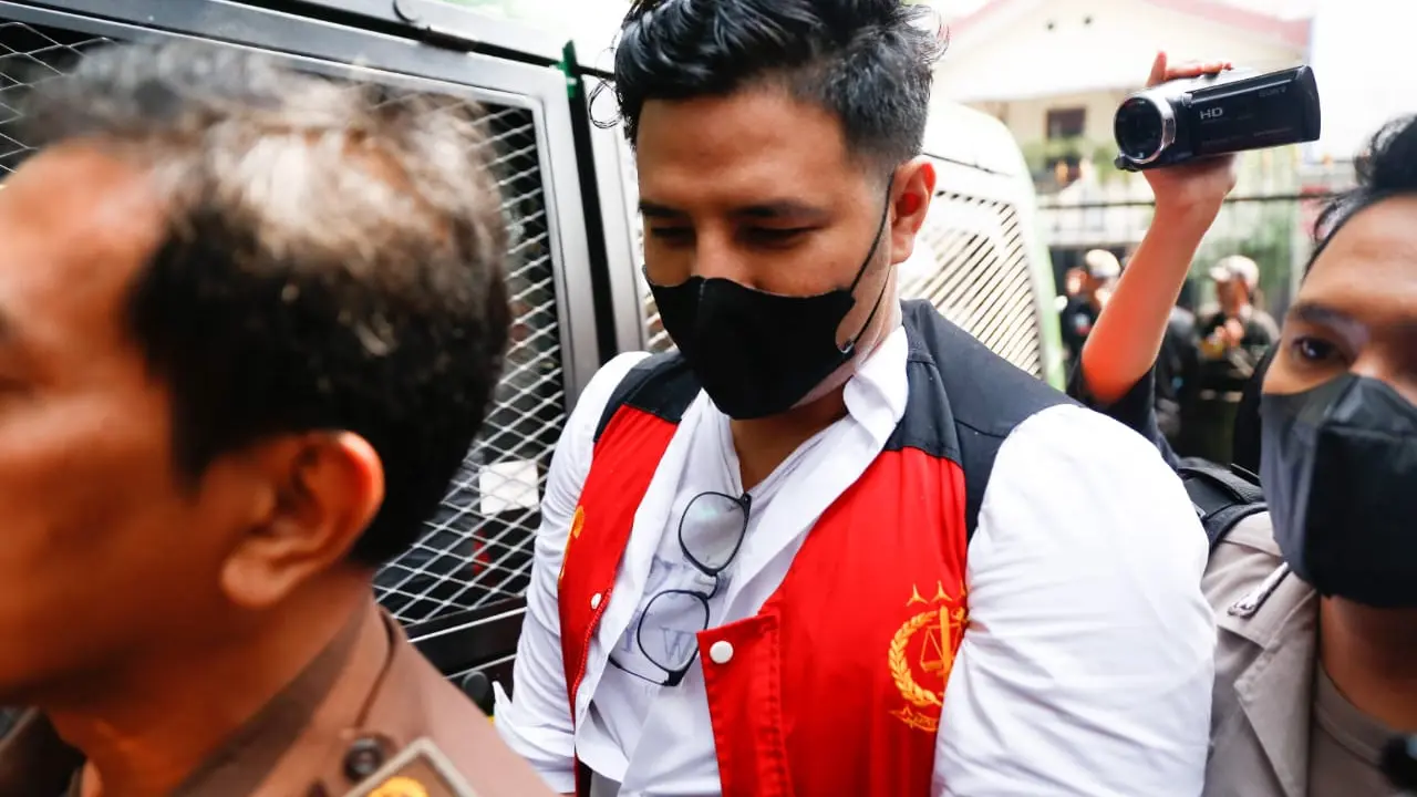 Ammar Zoni menjalani sidang perdana kasus dugaan penyalahgunaan narkoba di Pengadilan Negeri Jakarta Selatan
