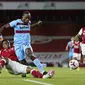 Gelandang West Ham, Michail Antonio membawa bola dari kawalan bek Arsenal,  Gabriel Magalhães pada pertandingan lanjutan Liga Inggris di Stadion Emirates di London, Inggris, Sabtu (19/9/2020). Arsenal menang tipis 2-1 atas West Ham. (Will Oliver/Pool via AP)