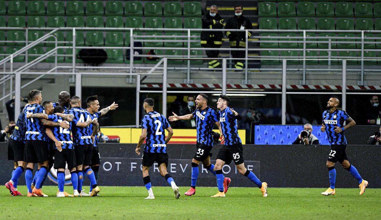 Para pemain Inter Milan merayakan gol yang dicetak oleh Danilo D'Ambrosio ke gawang Fiorentina pada laga Seria A di Stadion Giuseppe Meazza, Minggu (27/9/2020). Inter Milan menang dengan skor 4-3. (AP/Luca Bruno)