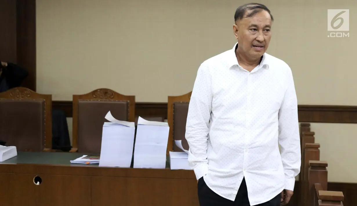 Terdakwa dugaan korupsi E-KTP, Markus Nari saat jeda mengikuti sidang lanjutan di Pengadilan Tipikor, Jakarta, Rabu (11/9/2019). Sidang beragendakan mendengar keterangan saksi-saksi. (Liputan6.com/Helmi Fithriansyah)
