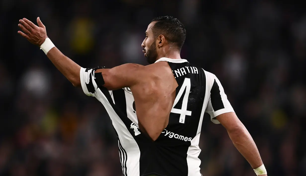 Bek Juventus, Mehdi Amine Benatia bereaksi setelah jerseynya robek ditarik oleh pemain Atalanta, Marten de Roon dalam laga lanjutan Serie A Italia pekan ke-28 di Allianz Stadium, Kamis (15/3). Juventus menang 2-0 atas Atalanta. (MARCO BERTORELLO/AFP)