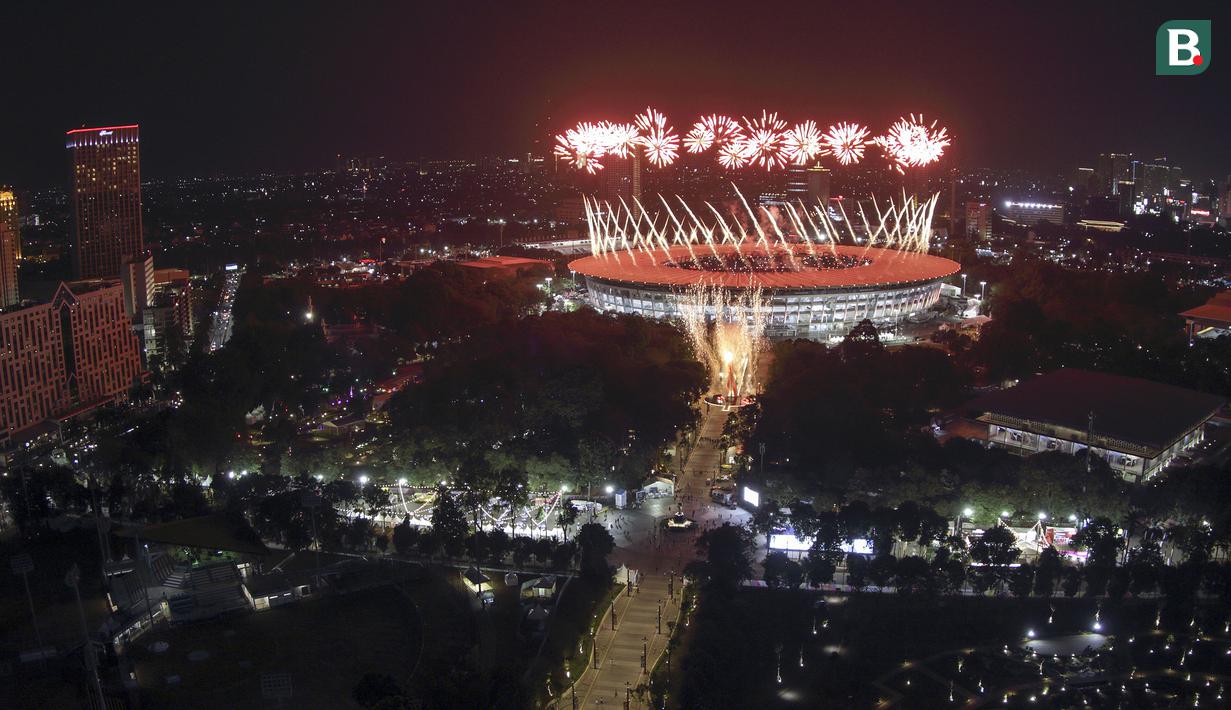 Suasana pesta kembang api saat pembukaan Asian Games di SUGBK, Jakarta, Sabtu, (18/8/2018). Pesta kembang api membuat langit Jakarta semakin gemerlap. (Bola.com/Peksi Cahyo)