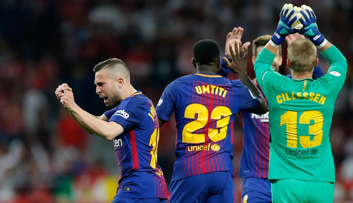 Para pemain Barcelona merayakan kemenangan usai pertandingan melawan Sevilla pada babak final Copa del Rey di stadion Wanda Metropolitano di Madrid, Spanyol (21/4). Barcelona menang telak 5-0.  (AP Photo / Paul White)