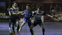 Pemain Al-Falah berusaha melewati pemain Kerambah FC pada laga Grand Final Futsal Battle di Mall Taman Anggrek, Jakarta, Minggu (14/10). Kerambah FC juara melalui adu penalti. (Bola.com/Vitalis Yogi Trisna)