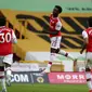 Gelandang Arsenal Bukayo Saka (tengah) merayakan gol ke gawang Wolverhampton Wanderers pada laga Liga Inggris di Molineux Stadium, Sabtu (4/7/2020) atau Minggu dini hari WIB. (Catherine Ivill/Pool via AP)