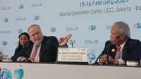 Presiden World Water Council (WWC) Loic Fauchon dan Menteri Pekerjaan Umum dan Perumahan Rakyat (PUPR) Basuki Hadimuljono dalam konferensi pers World Water Forum (WWF) 2024 Meeting di JCC Senayan, Jakarta, Rabu (15/2/2023).