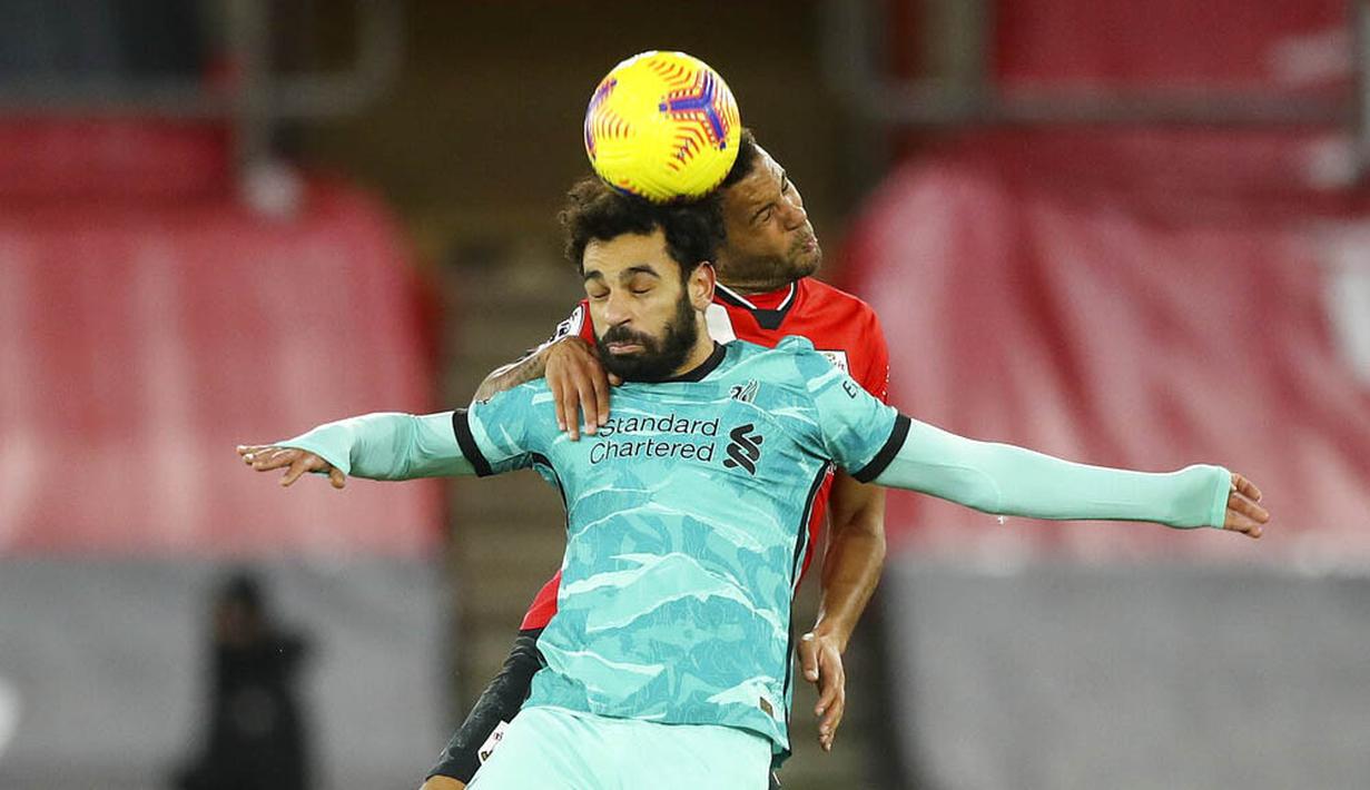 Penyerang Liverpool, Mohamed Salah, duel udara dengan pemaIn Southampton, Ryan Bertrand, pada laga Liga Inggris di Stadion St Mary's, Selasa (05/01/2021). Liverpool takluk 1-0 dari Southampton. (AP Photo/Noami Baker,Pool)