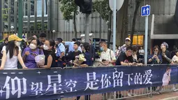 Upacara peringatan tersebut dihadiri oleh keluarga dan teman-temannya, termasuk penyanyi Elva Hsiao dan Jenny Tseng, serta para pendukung lainnya. Lee meninggal pada 5 Juli di usia 48 tahun. (AP Photo/Annie Cheung)