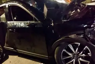 Sebuah mobil Mazda CX-5 berwarna hitam ringsek usai mengalami kecelakaan di perlintasan rel Mangga Dua Square, Jalan Gunung Sahari, Pademangan, Jakarta Utara. (Foto: Istimewa).