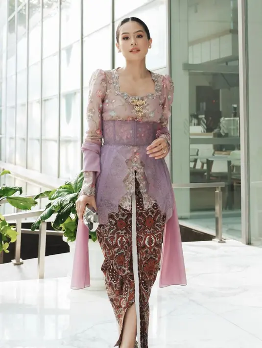Kebaya tersebut dilengkapi dengan korset renda yang menambah keunikan tampilan. [Foto: Instagram/ Maudy Ayunda]