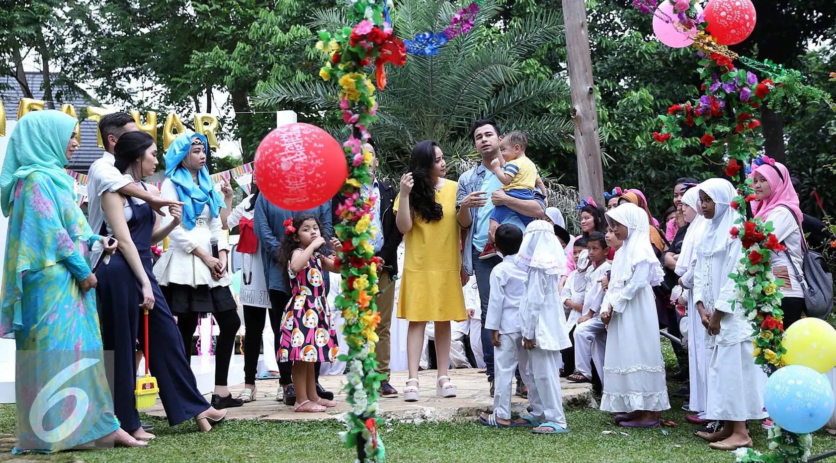 Suasana bahagia di acara ulang tahun pertama anak pertama Raffi Ahmad dan Nagita Slavina, Rafathar Malik Ahmad. (Foto: Herman Zakharia/Liputan6.com)