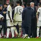 Pelatih Real Madrid, Carlo Ancelotti saat memberikan instruksi kepada pasukannya dalam laga kontra Atletico Madrid di ajang Copa del Rey 2023/2024, Jumat (19/1/2024). (AP Photo/Manu Fernandez)