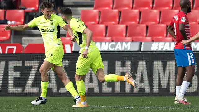 Selebrasi gelandang Real Madrid, Marcos Llorente, setelah mencetak gol ke gawang Granada pada lanjutan Liga Spanyol di Estadio Nuevo Los Carmenes, Sabtu (13/2/2021).