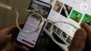 Warga mengenakan ponsel mencari barang yang ingin dibeli di platform digital di Jakarta, Rabu (15/6/2022). Direktorat Jenderal Pajak (DJP) Kementerian Keuangan berencana menarik bea meterai Rp10 ribu untuk pelanggan platform digital termaksuk belanja online di e-commerce, untuk di atas pembelian Rp5 juta rupiah. (Liputan6.com/Johan Tallo)