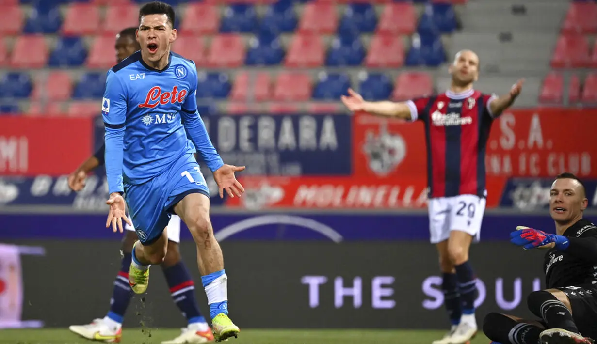 Pemain Napoli Hirving Lozano (kiri) melakukan selebrasi usai mencetak gol ke gawang Bologna pada pertandingan sepak bola Liga Italia di Stadion Renato Dall'Ara, Bolgona, Italia, 17 Januari 2022. Napoli menang 2-0. (Massimo Paolone/dpa via AP)