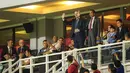 Presiden RI, Joko Widodo (kanan) dan Presiden FIFA,Gianni Infantino melambakian tangan kepada penonton saat pembukaan Piala Dunia U-17 2023 di Stadion Gelora Bung Tomo, Surabaya, Jumat (10/11/2023) malam WIB. (Bola.com/Bagaskara Lazuardi)